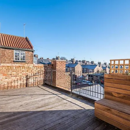 Pass The Keys Luxurious Duplex With Parking Apartment York