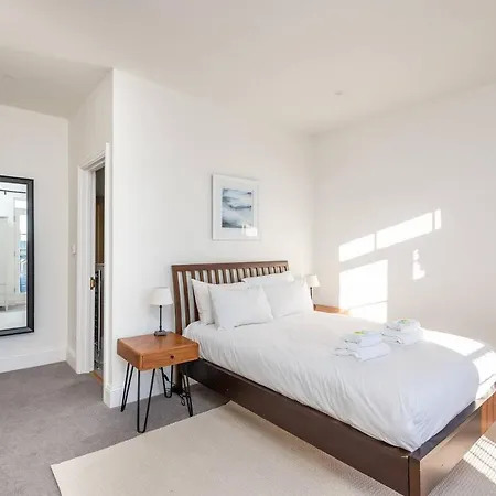 59 Blossom Street Luxurious, Duplex In With Parking - Pass The Keys