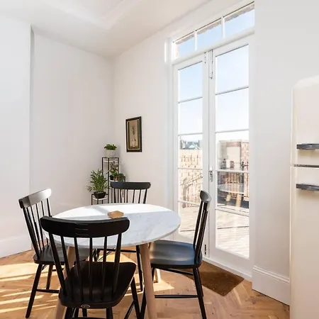 아파트 59 Blossom Street Luxurious, Duplex In With Parking - Pass The Keys 요크