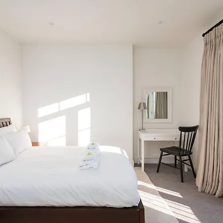 59 Blossom Street Luxurious, Duplex In With Parking - Pass The Keys Apartment