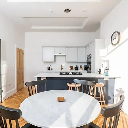 Pass The Keys Luxurious Duplex With Parking York