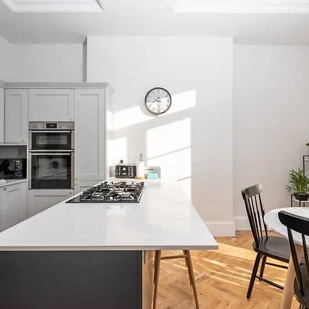 59 Blossom Street Luxurious, Duplex In With Parking - Pass The Keys