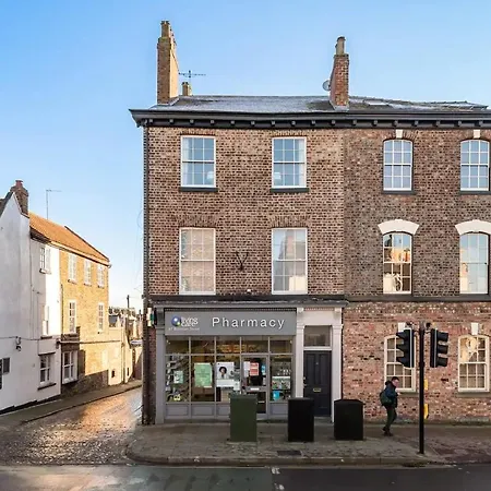 Pass The Keys Luxurious Duplex With Parking Apartment York