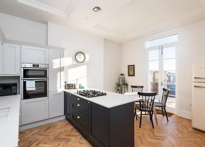 59 Blossom Street Luxurious, Duplex In With Parking - Pass The Keys * York