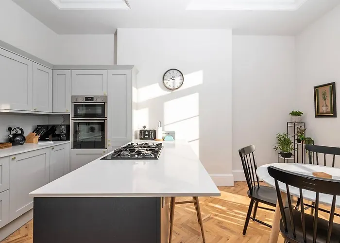 59 Blossom Street Luxurious, Duplex In With Parking - Pass The Keys