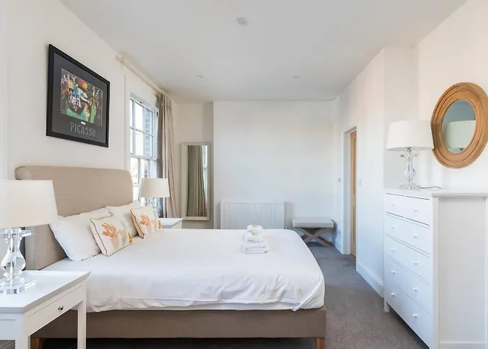 59 Blossom Street Luxurious, Duplex In With Parking - Pass The Keys Apartment *