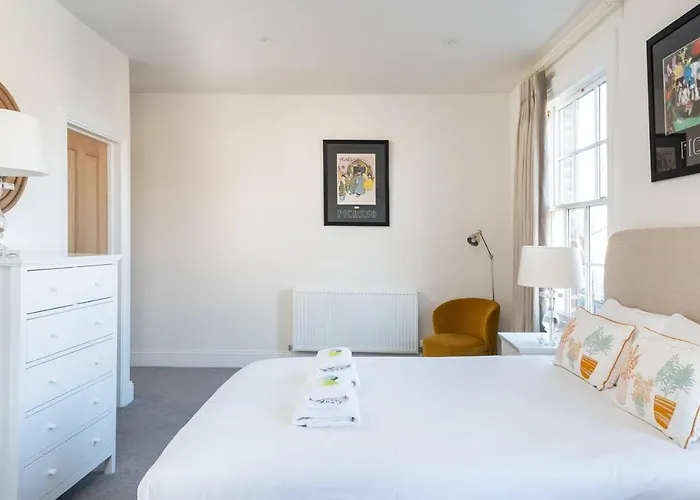 59 Blossom Street Luxurious, Duplex In With Parking - Pass The Keys * York