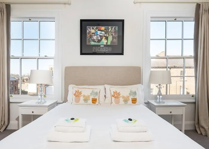 59 Blossom Street Luxurious, Duplex In With Parking - Pass The Keys *