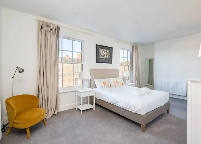 59 Blossom Street Luxurious, Duplex In With Parking - Pass The Keys York