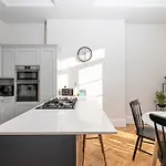 59 Blossom Street Luxurious, Duplex In With Parking - Pass The Keys