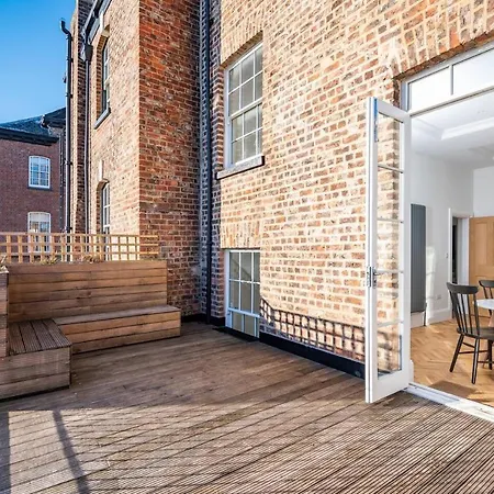 59 Blossom Street Luxurious, Duplex In With Parking - Pass The Keys York