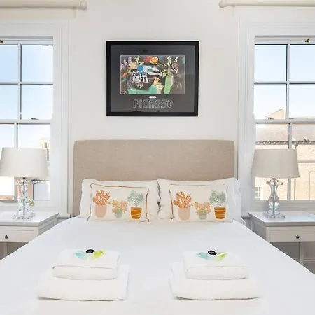 59 Blossom Street Luxurious, Duplex In With Parking - Pass The Keys *