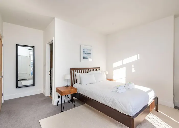 59 Blossom Street Luxurious, Duplex In With Parking - Pass The Keys